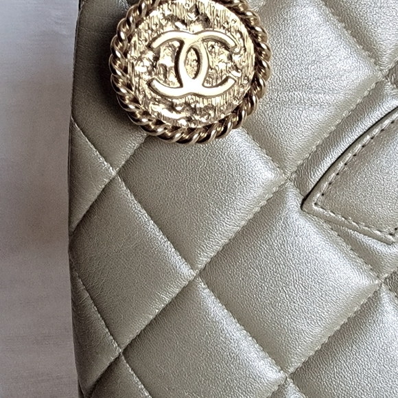 COA💓🔥CHANEL Iridescent Pearl Lambskin Medallion Tote /COA - Picture 8 of 14